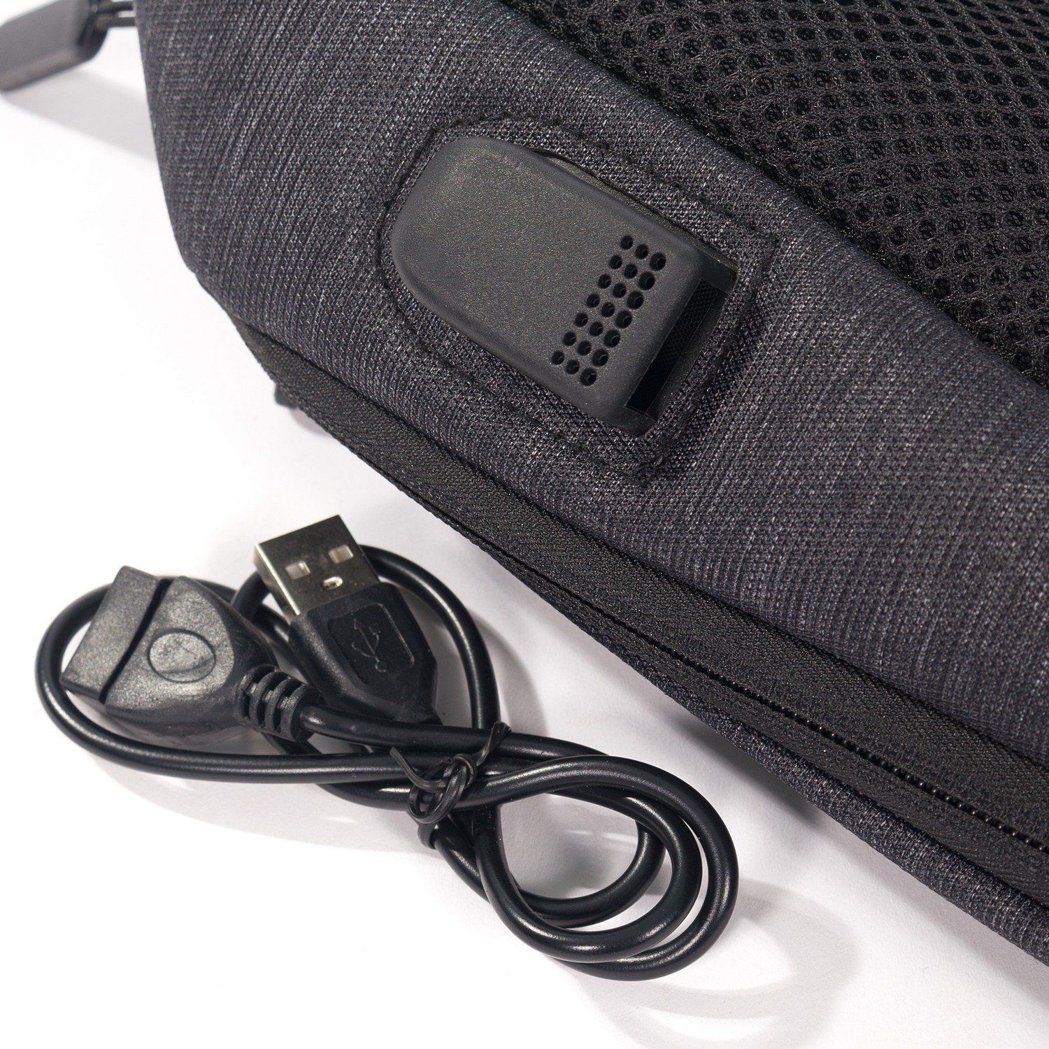 Рюкзак мужской городской, черный однотонный, с широкими лямками, с USB и чехлом от дождя, объем 26 л